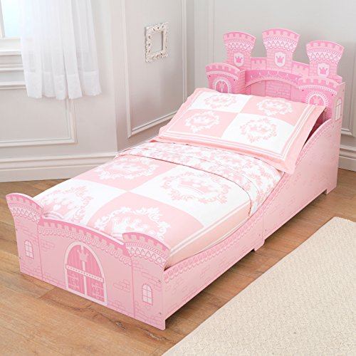 Cama de chica rosa con decoración de castillo para una habitación de chicas.
