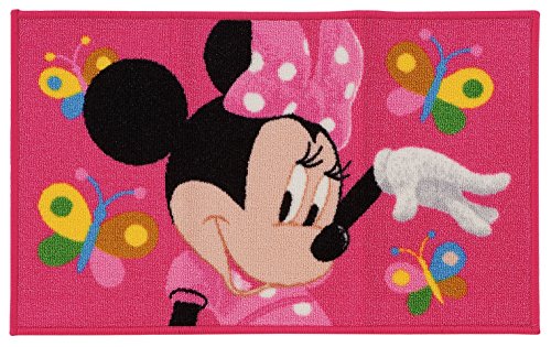 La alfombra rosa de Minnie con mariposas 80 x 50 cm.