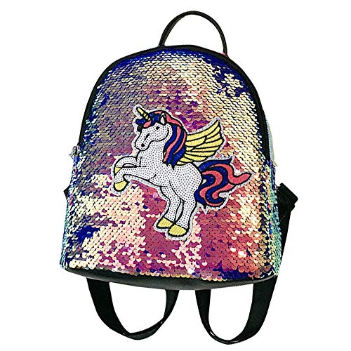 La pequeña mochila de la chica con el cuerpo de unicornio de lentejuelas plateadas