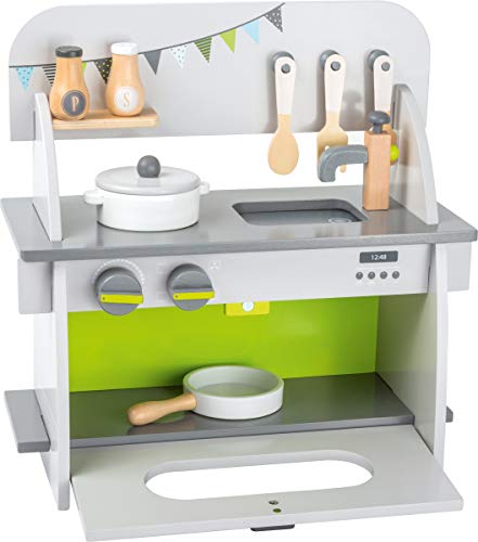 Pequeña cocina para la niña en madera verde