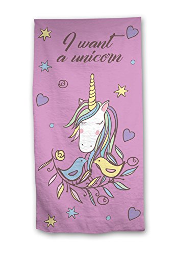 Una gran toalla de playa de unicornio para la niña en color de algodón púrpura.